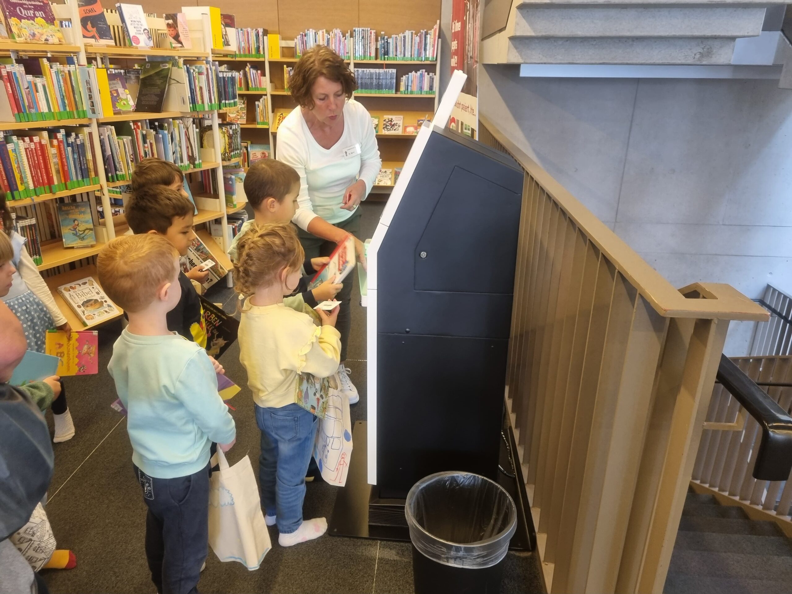 Schulstrolche In Der Bücherei (1)