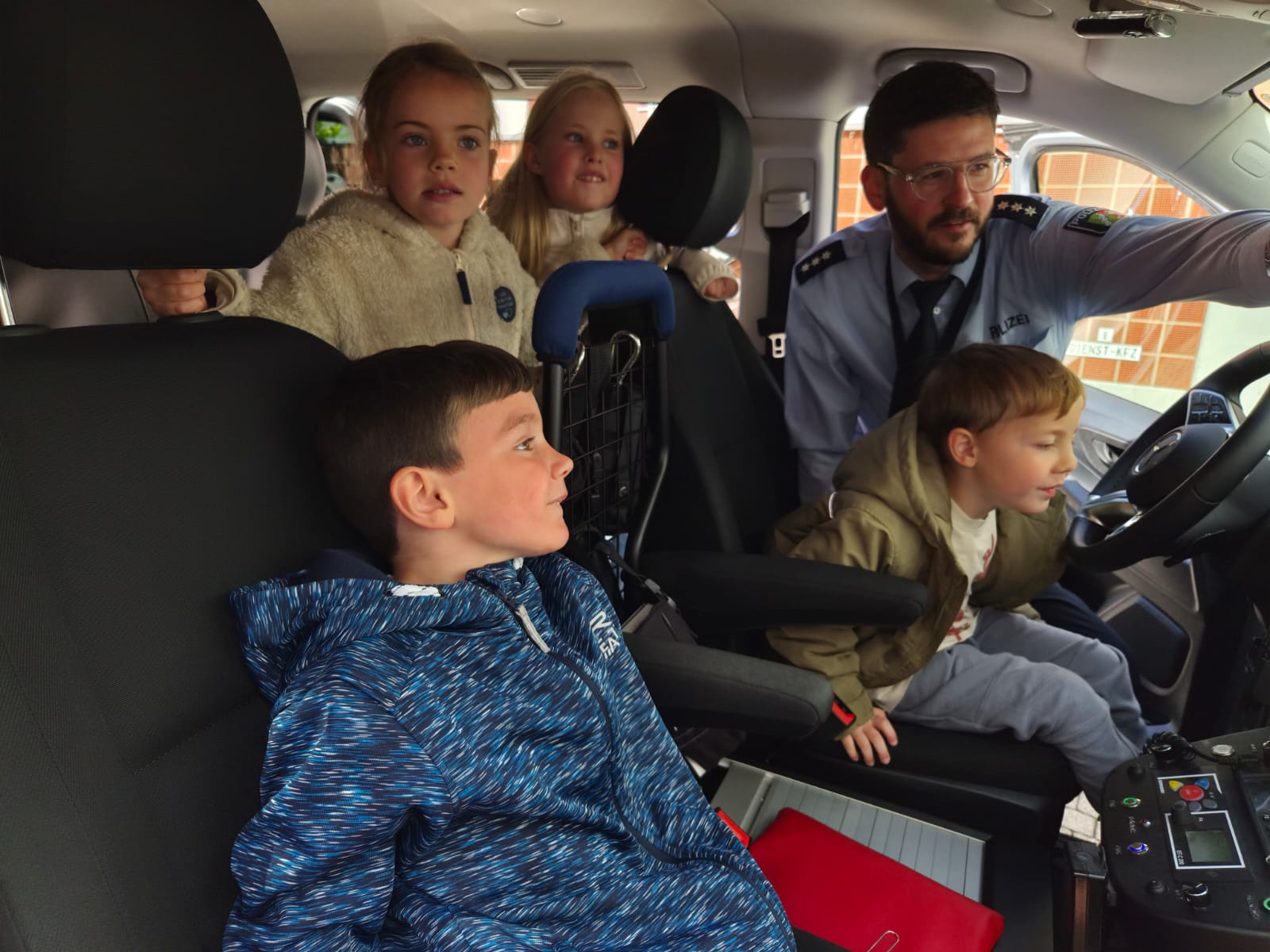 Schulstrolche Besuchen Die Polizeiwache (2)