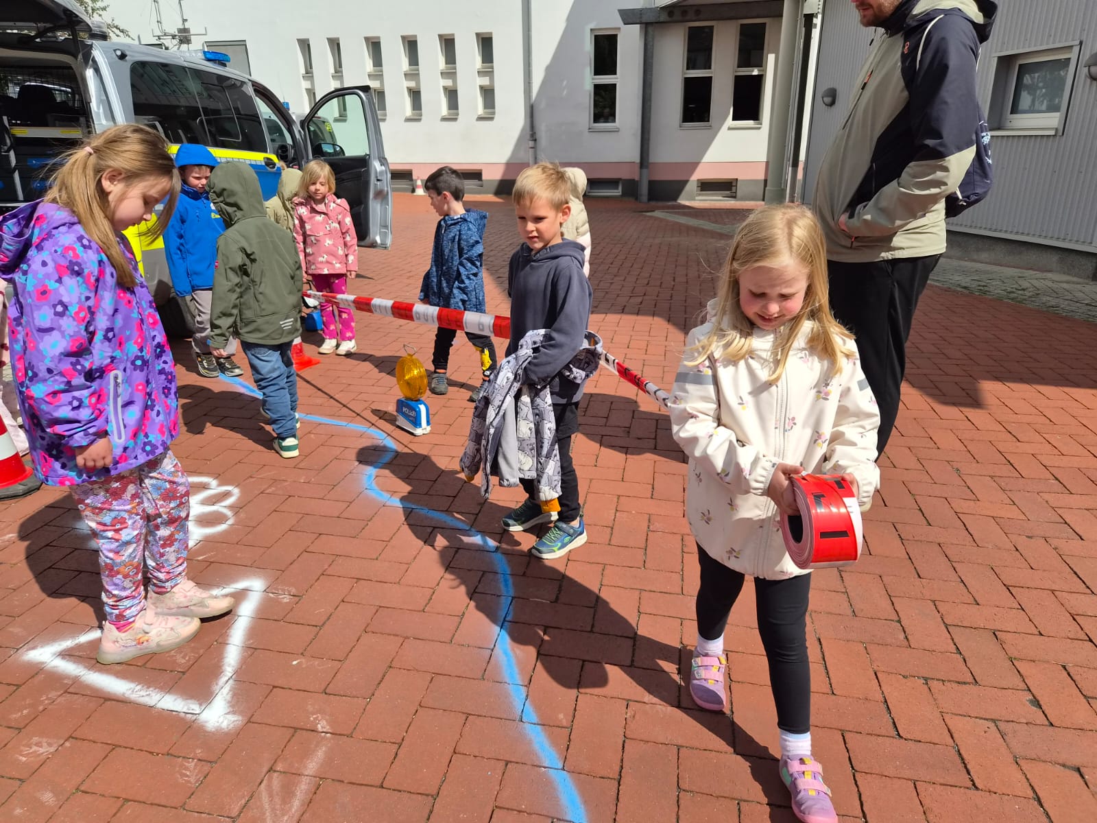 Schulstrolche Besuchen Die Polizeiwache (3)