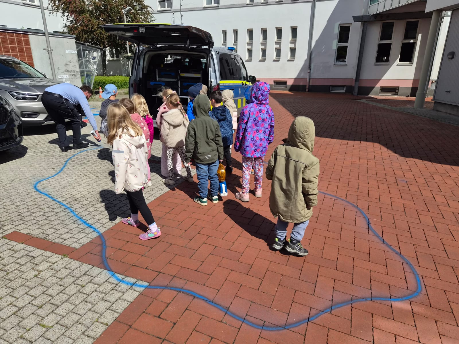 Schulstrolche Besuchen Die Polizeiwache (4)