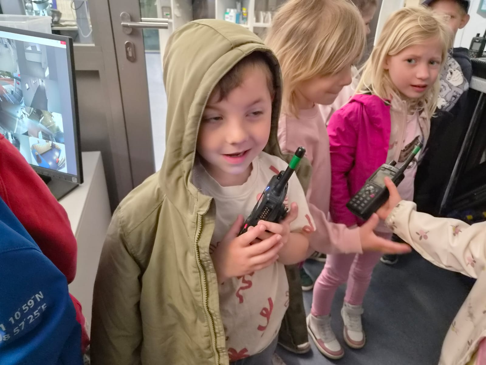 Schulstrolche Besuchen Die Polizeiwache (6)